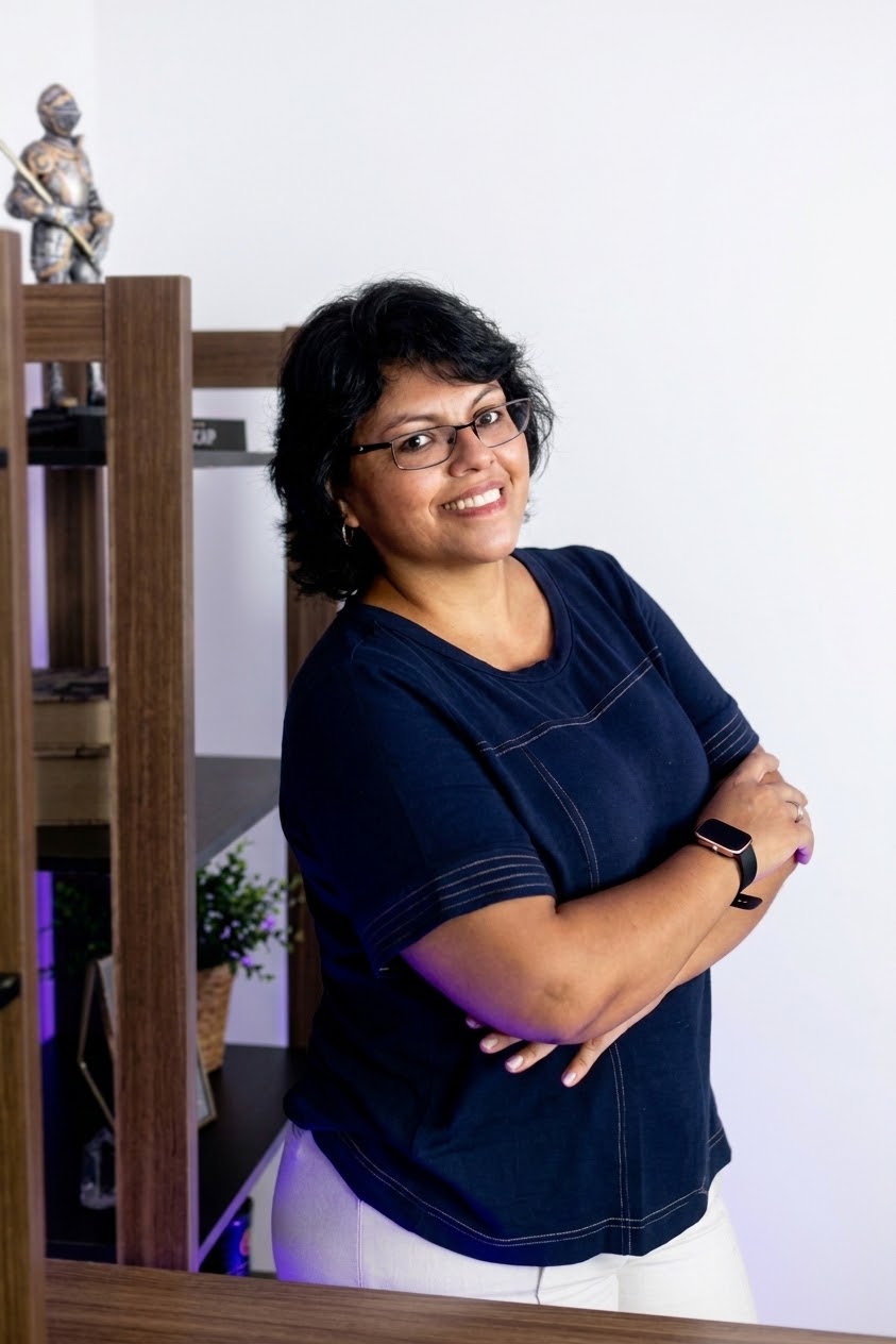 Psicóloga Jaqueline Sampaio em consultório acolhedor